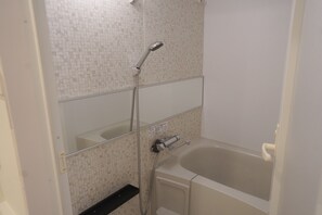 Secador de cabelo, toalhas de banho, sabonete, shampoo
