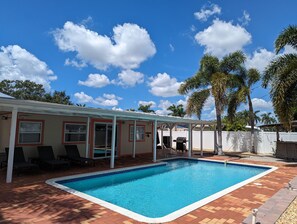 Una piscina al aire libre, una piscina climatizada