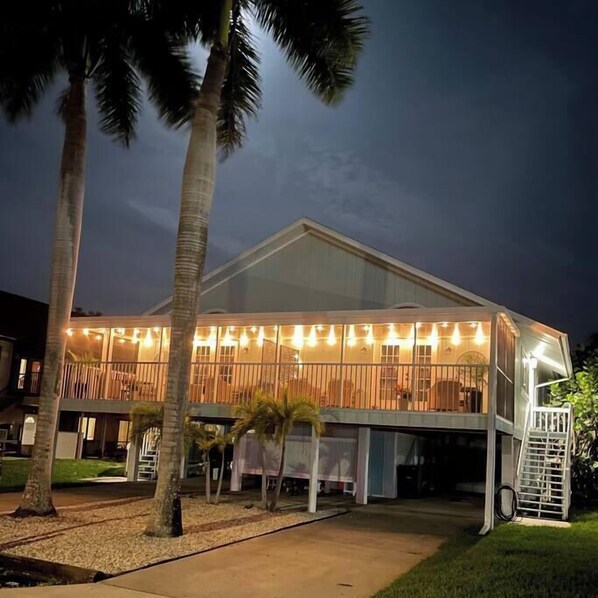 Exterior - Island Oasis Steps From the Sugar Sand Beach (Fort Myers Beach)