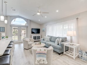 TV - Island Oasis Steps From the Sugar Sand Beach (Fort Myers Beach)