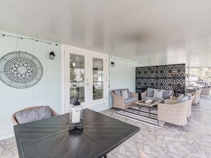 Outdoor dining - Island Oasis Steps From the Sugar Sand Beach (Fort Myers Beach)