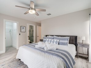 2 bedrooms, iron/ironing board, WiFi, bed sheets - Island Oasis Steps From the Sugar Sand Beach (Fort Myers Beach)
