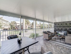 Outdoor dining - Island Paradise Walk to the Beach-Heated Pool (Fort Myers Beach)