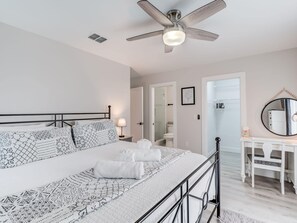 2 bedrooms, desk, iron/ironing board, WiFi - Island Paradise Walk to the Beach-Heated Pool (Fort Myers Beach)