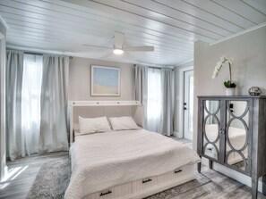 2 bedrooms, iron/ironing board, WiFi, bed sheets - Island Escape Steps to the Sand (Fort Myers Beach)