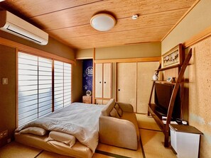 4 bedrooms, desk, iron/ironing board, free WiFi