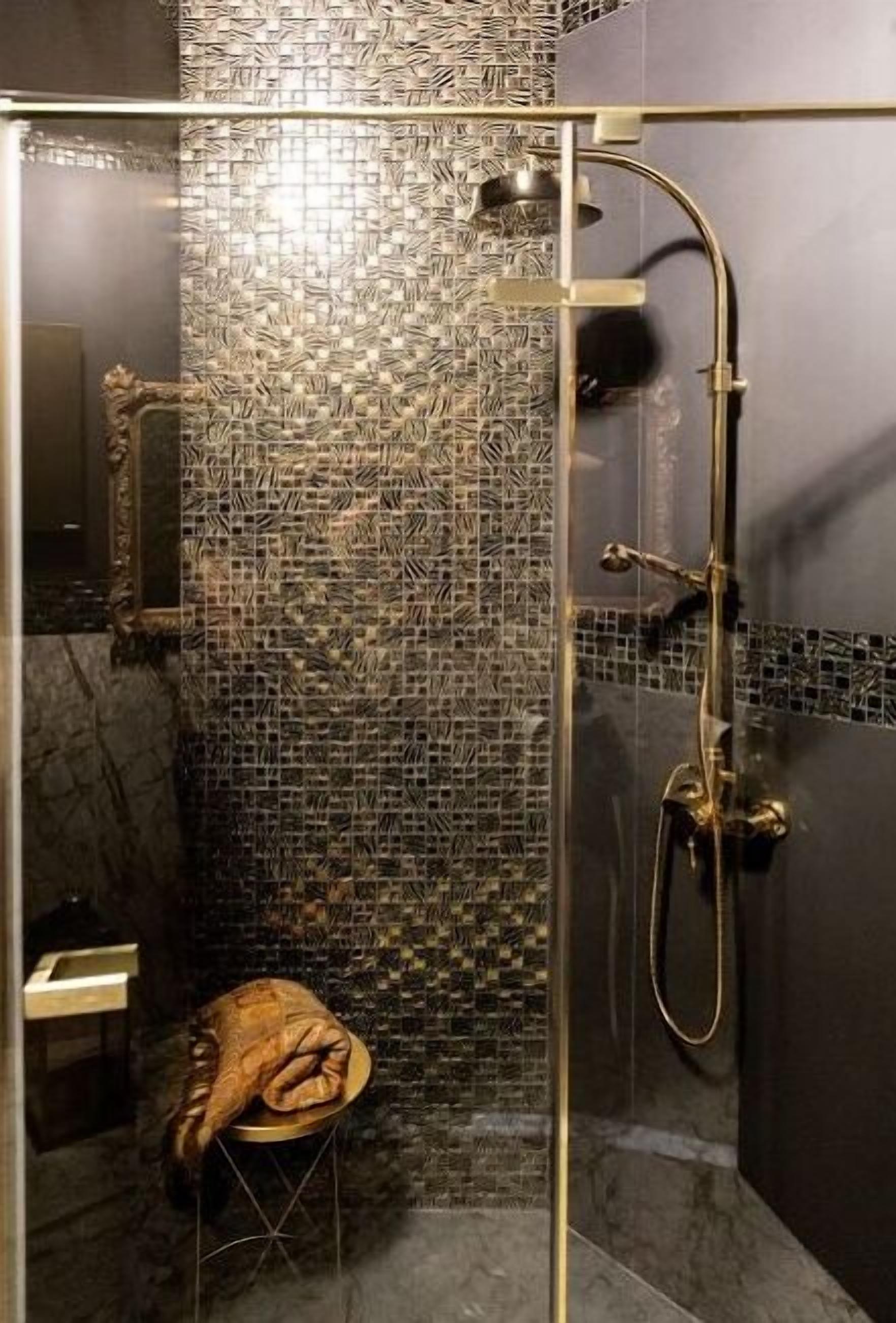 Douche, articles de toilette gratuits, sèche-cheveux, peignoirs