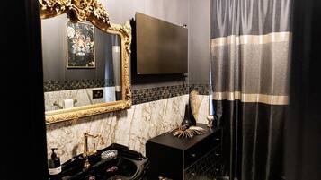 Shower, hair dryer, bidet, towels