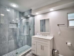 Shower, hair dryer, towels, shampoo - Island Gold Steps to the Beach - Heated Pool (Fort Myers Beach)