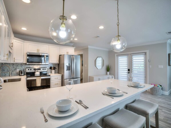 Refrigerador, microondas, horno, placa de cocina