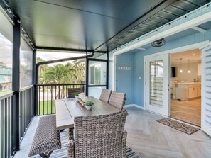 Outdoor dining - Island Gold Steps to the Beach - Heated Pool (Fort Myers Beach)