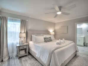 2 bedrooms, iron/ironing board, travel cot, WiFi - Island Gold Steps to the Beach - Heated Pool (Fort Myers Beach)