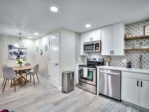 Refrigerador, cafetera/tetera, silla alta para bebés