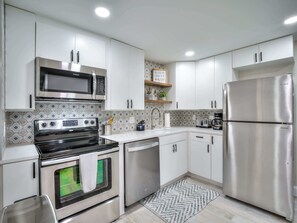 Fridge, coffee/tea maker, cookware/dishes/utensils - Island Tuckaway - Beach 1 Block - Poolside (Fort Myers Beach)