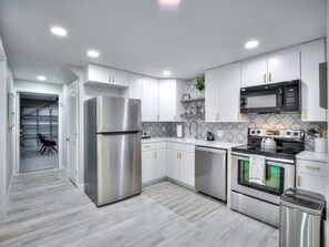 冷蔵庫、電子レンジ、オーブン、コンロ