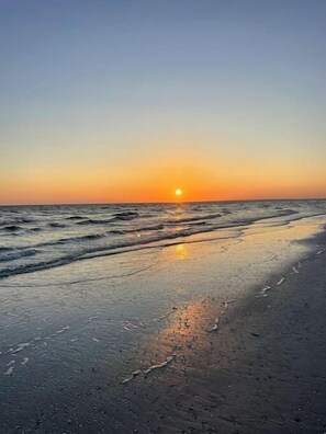 Beach nearby - Island Sunshine - Heated Pool-Walk to Gulf (Fort Myers Beach)