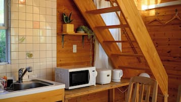 Frigorífico, microondas, placa de cocina y utensilios de cocina
