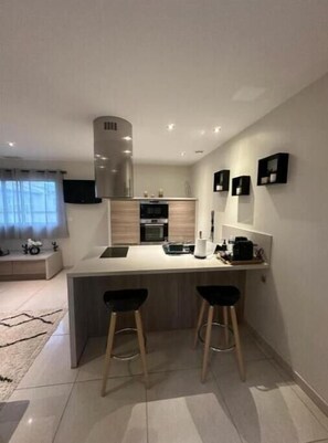 Réfrigérateur, micro-ondes, four