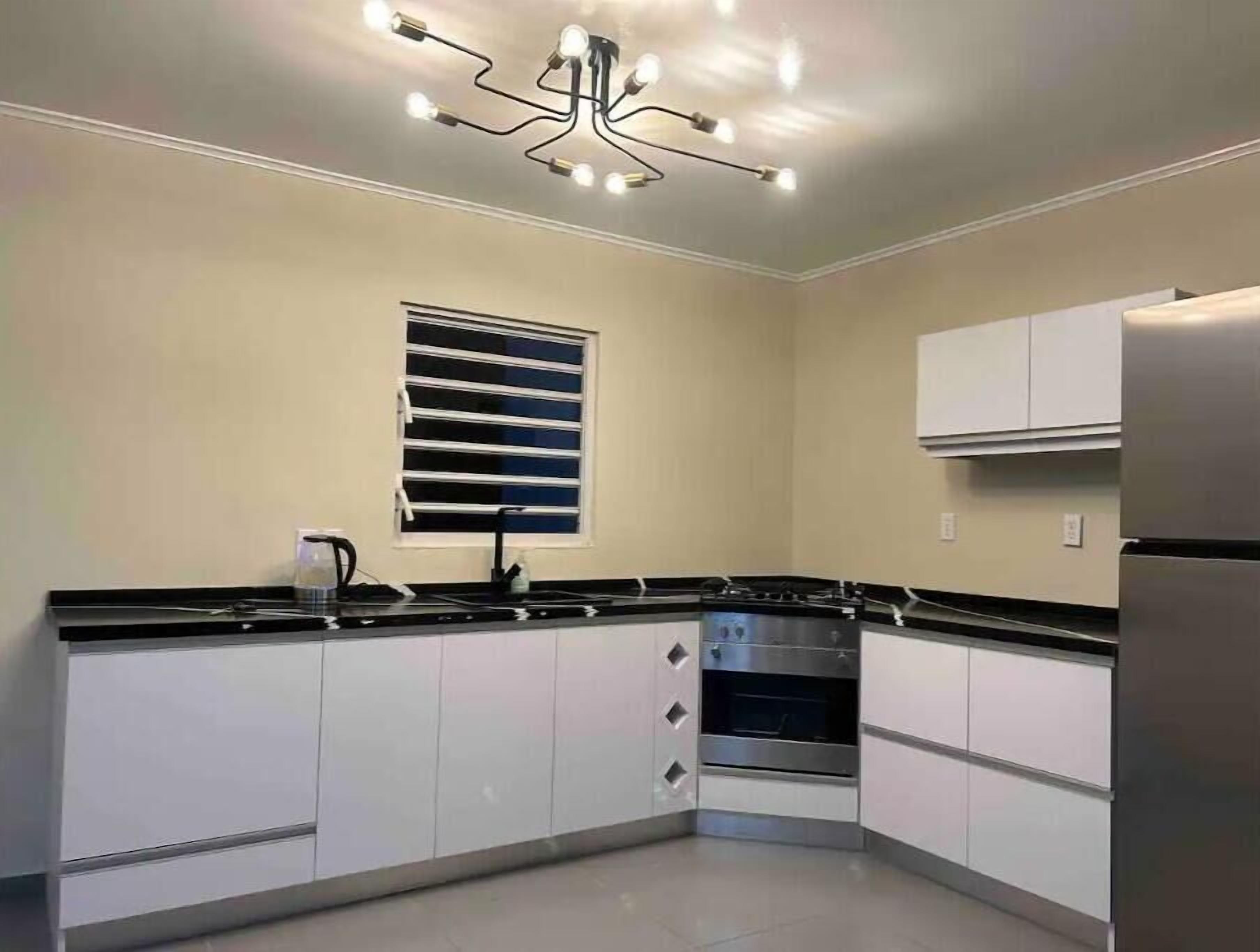 Geladeira, fogão, cooktop, talheres/pratos/utensílios de cozinha