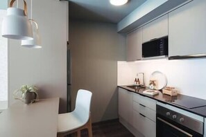 Kühlschrank, Mikrowelle, Ofen, Herdplatte