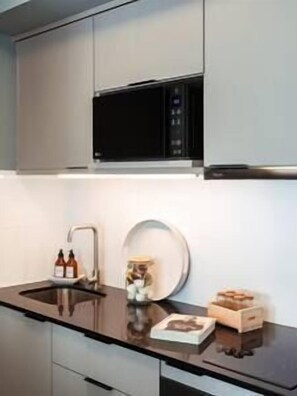 Réfrigérateur, micro-ondes, four, plaque de cuisson