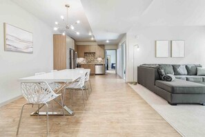 Interior - Pool View Modern 3 Bdrm Apt (National City)