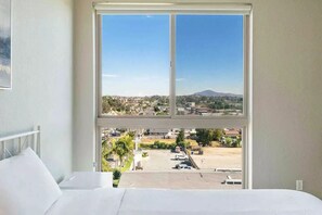 3 bedrooms, desk, iron/ironing board, travel cot - Pool View Modern 3 Bdrm Apt (National City)