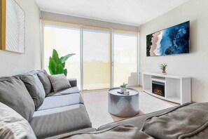 Smart TV - Pool View Modern 3 Bdrm Apt (National City)