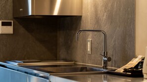 Kjøleskap og mikrobølgeovn