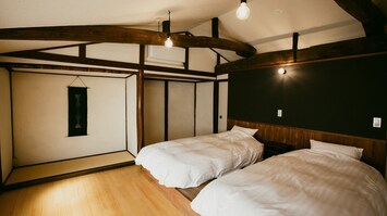 ・[honmachi 2F bedroom] There are two single beds in the bedroom.