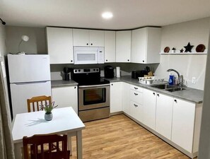 ثلاجة، ميكروويف، فرن، موقد طهي مسطح