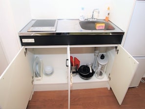 Refrigerador, microondas, parrilla de estufa y utensilios de cocina