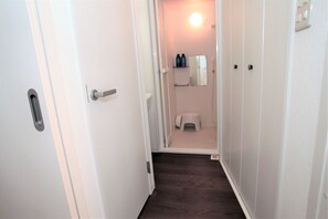 Een haardroger, handdoeken, zeep, shampoo