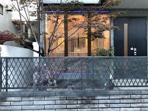 Exterior detail - 201 8 minutes walk from ShinOkubo Station 6 minut / Shinjuku-ku Tokyo (Shinjuku-ku)