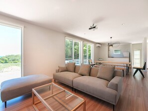 Living area - House surrounded by trees with a dog run / Kamogun Shizuoka (Kamogun)