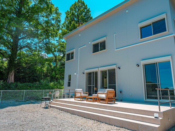 Terrace/patio - House surrounded by trees with a dog run / Kamogun Shizuoka (Kamogun)
