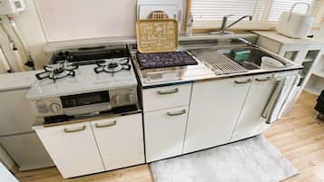 冷蔵庫、電子レンジ、コンロ、調理器具と食器