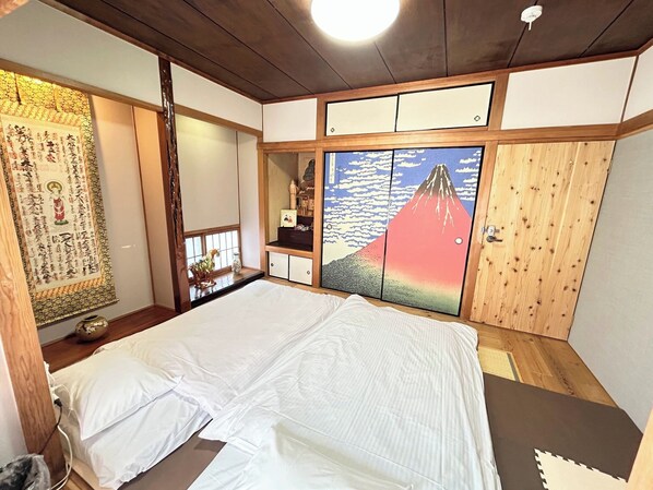 4 bedrooms, desk, iron/ironing board, free WiFi