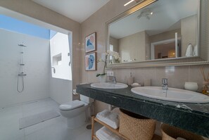 Dusch, hårtork och handdukar