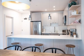 Condo | Cuisine privée | Réfrigérateur grande capacité avec congélateur, four à micro-ondes
