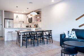 Condo | Repas dans la chambre