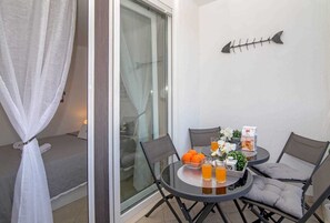 Outdoor dining - MIRROR apartment with parking garage (Dubrovnik)