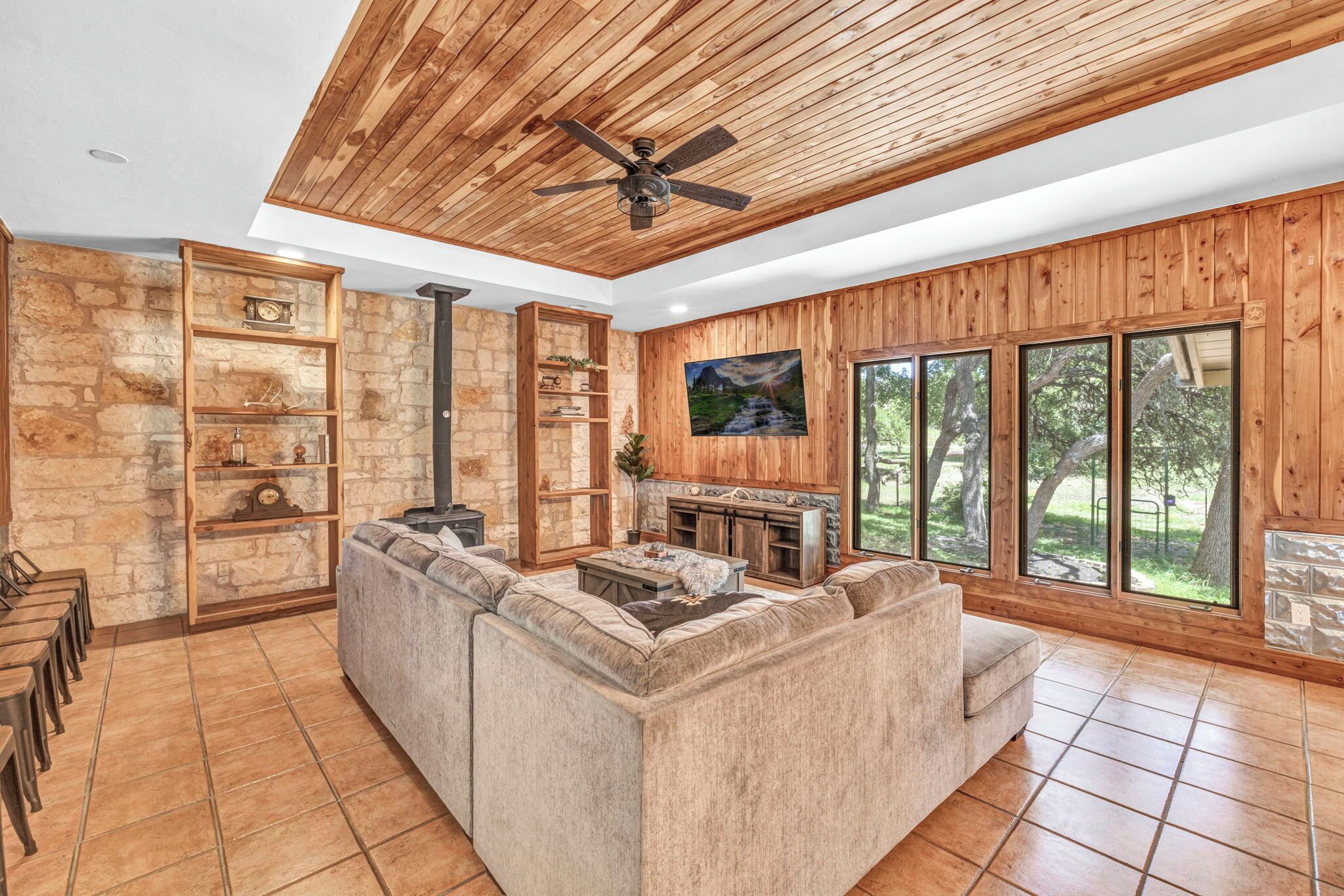 TV connectée, baby-foot, table de tennis de table