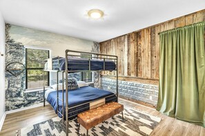 6 bedrooms, desk, iron/ironing board, travel cot