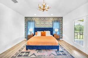 6 Schlafzimmer, Schreibtisch, Bügeleisen/Bügelbrett, Reisekinderbett