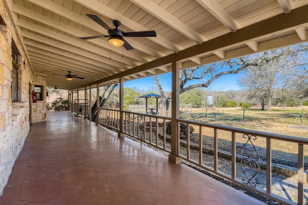 Rustic Elegance: Hillside Haven with Panoramic Views + Highland Cows + Hot Tub