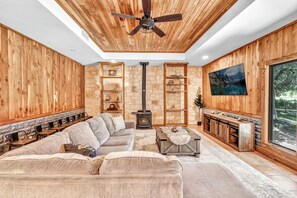 Smart-TV, fotballspill og bordtennis