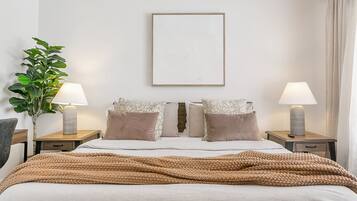 4 quartos, escrivaninha, ferros/tábuas de passar roupa