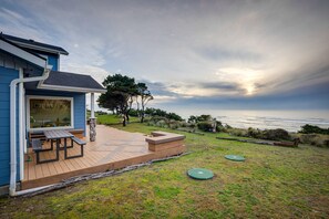 Una casa con un balcón que da a un área verde y un cuerpo de agua.