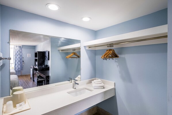 Kamer, 2 queensize bedden | Badkamer | Een haardroger, handdoeken, zeep, shampoo